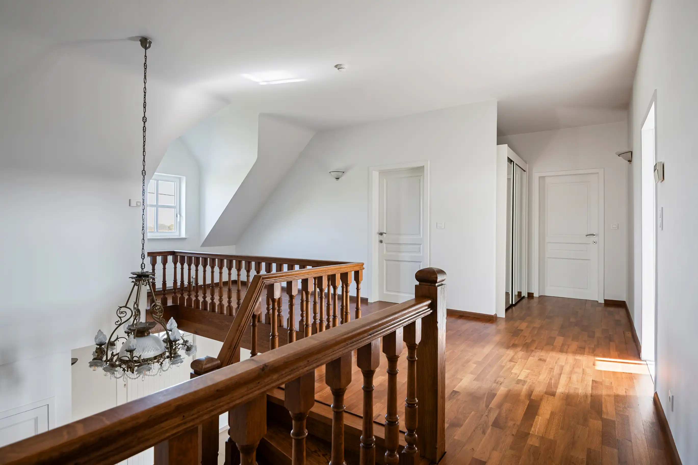 Tijdloze landbouwwoning met drie loodsen foto 10