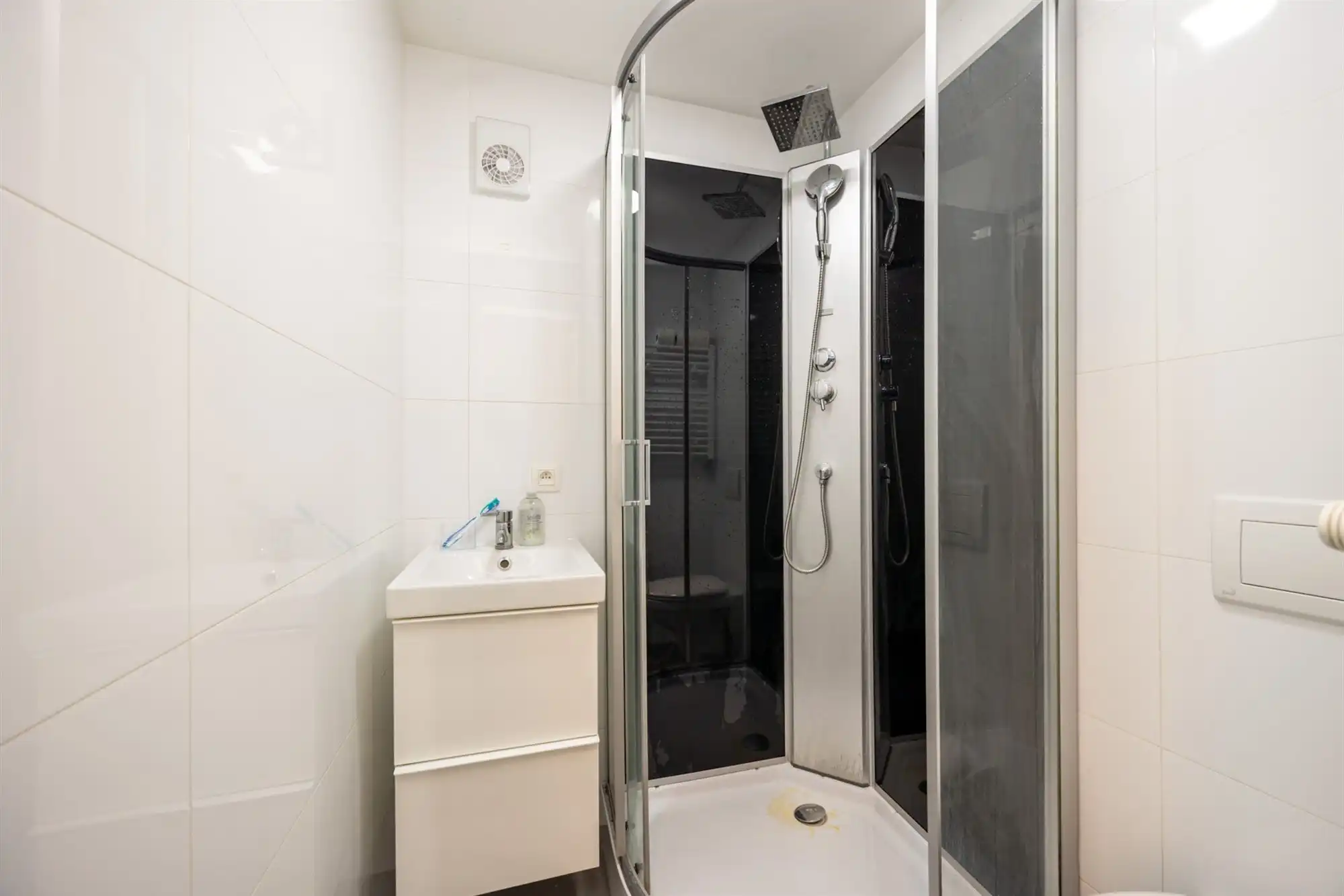 Lichtrijk hoekappartement met 1 slaapkamer foto 5