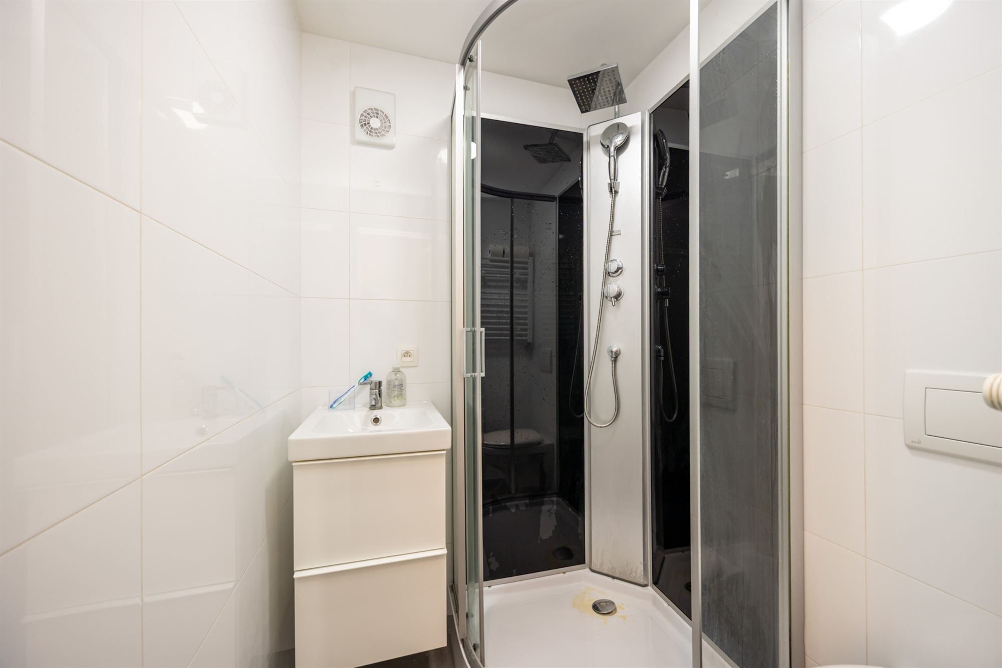 Lichtrijk hoekappartement met 1 slaapkamer foto 5