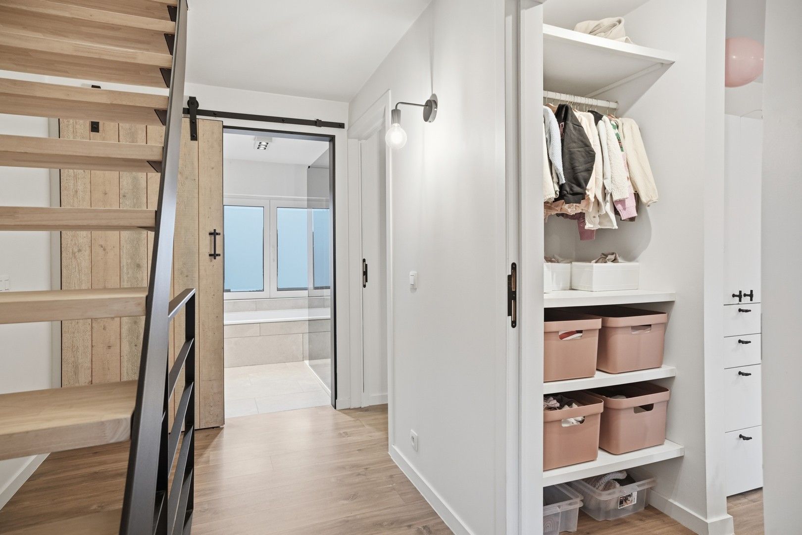 Halfopen bebouwing met uitweg en carport in het hartje van Zwevezele foto 12