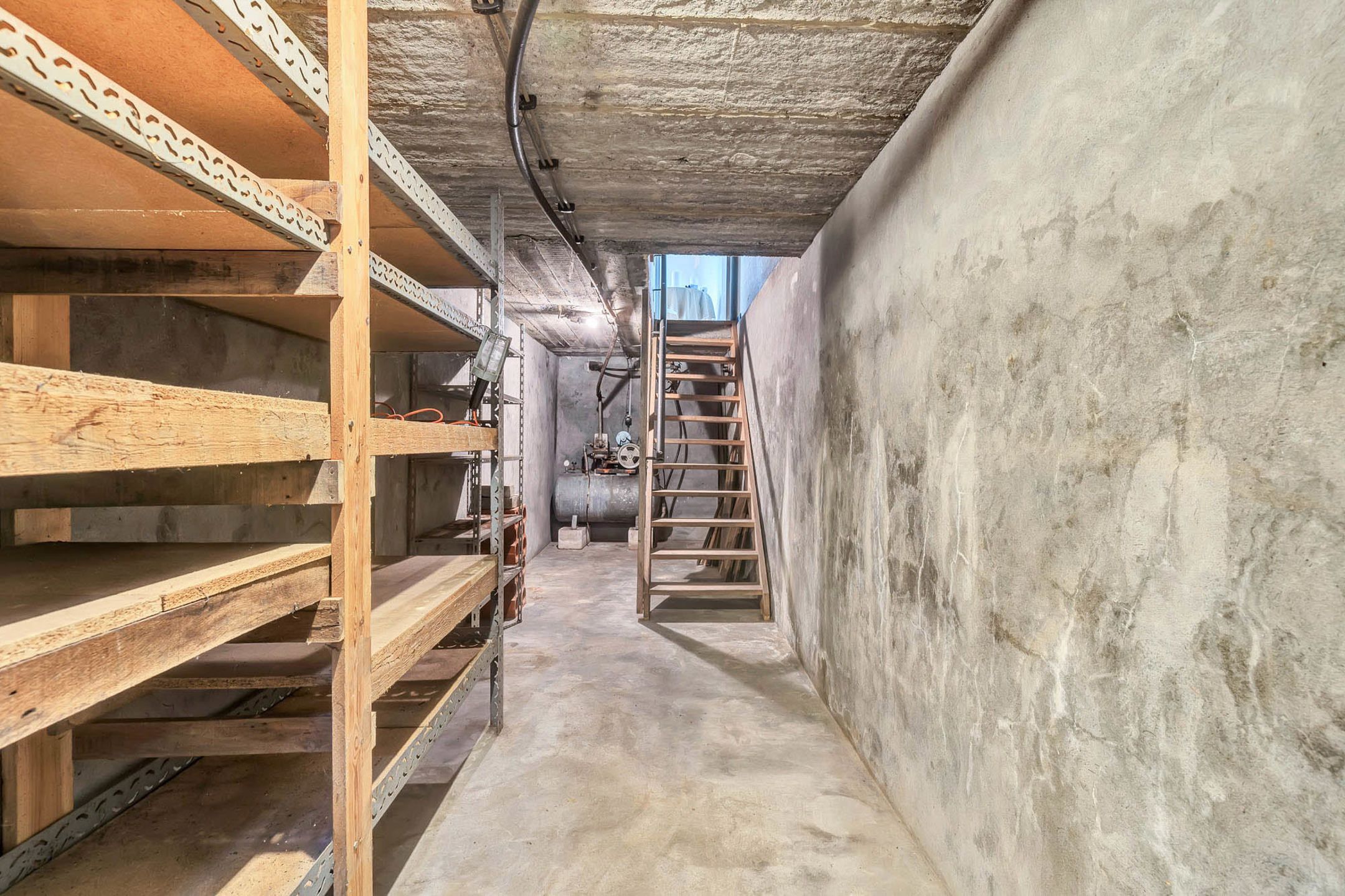 Halfopen woning met veel potentieel op ruim perceel foto 12