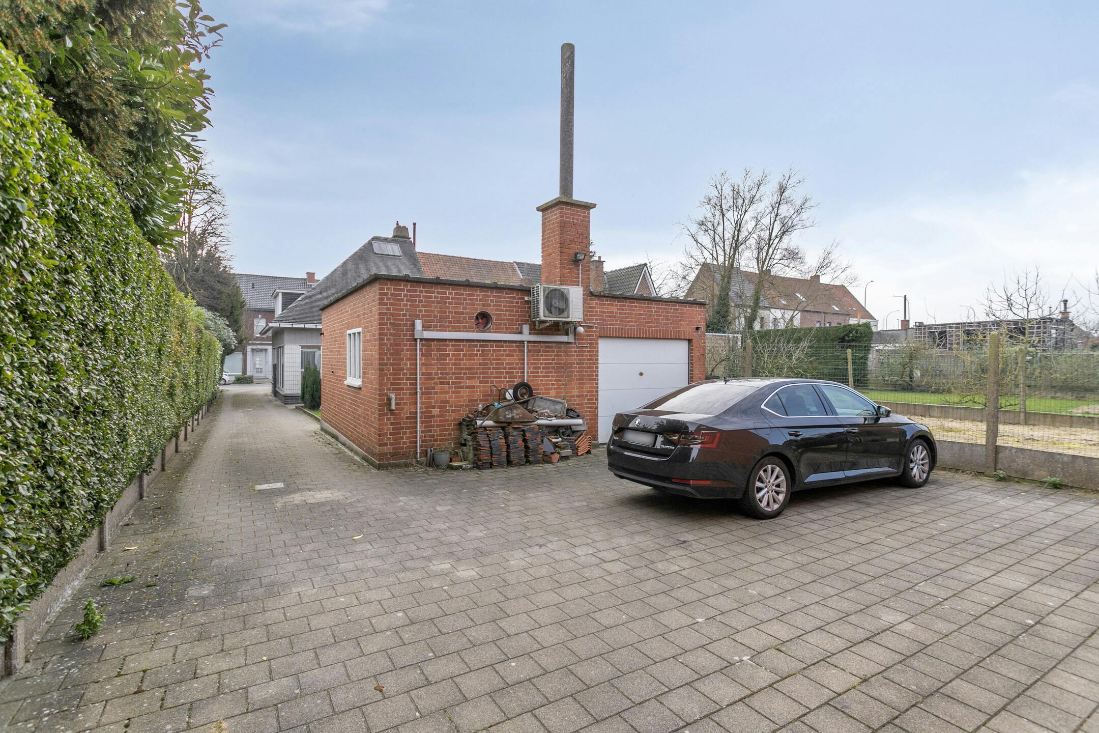 Instapklare gezinswoning met modern magazijn te koop in Bissegem foto 12