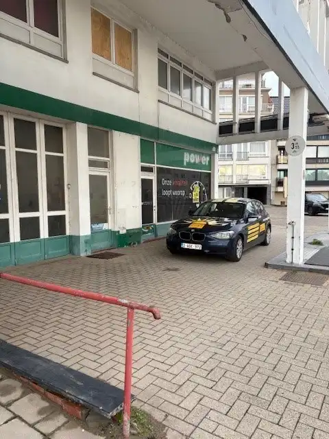 Gesloten garagebox met elektriciteit-verlichting op gelijkvloers complex foto {{pictureIndex}}