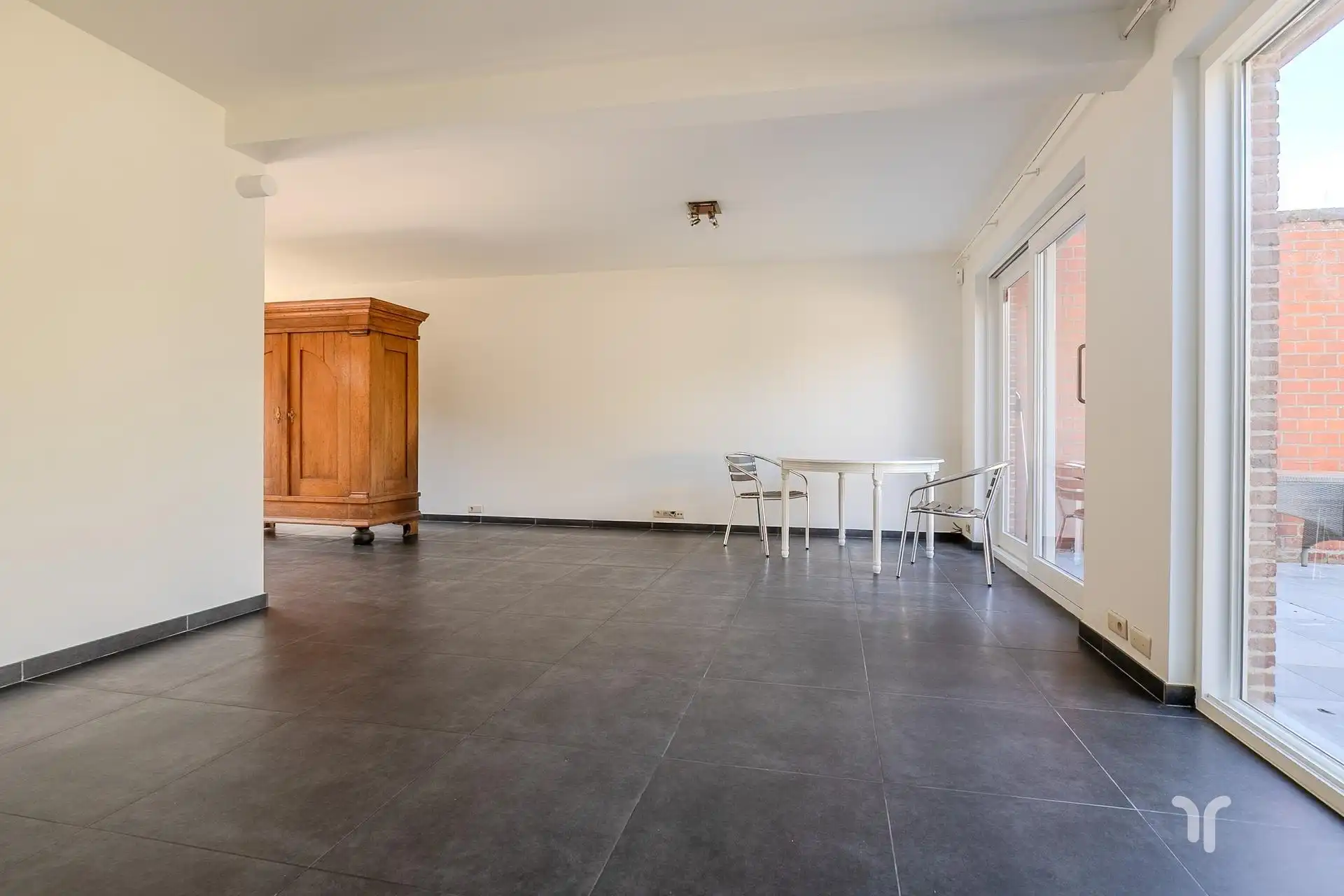Deze rustig gelegen woning bevindt zich net buiten de stadskern en op wandelafstand van scholen, winkels en openbaar vervoer.  foto 2