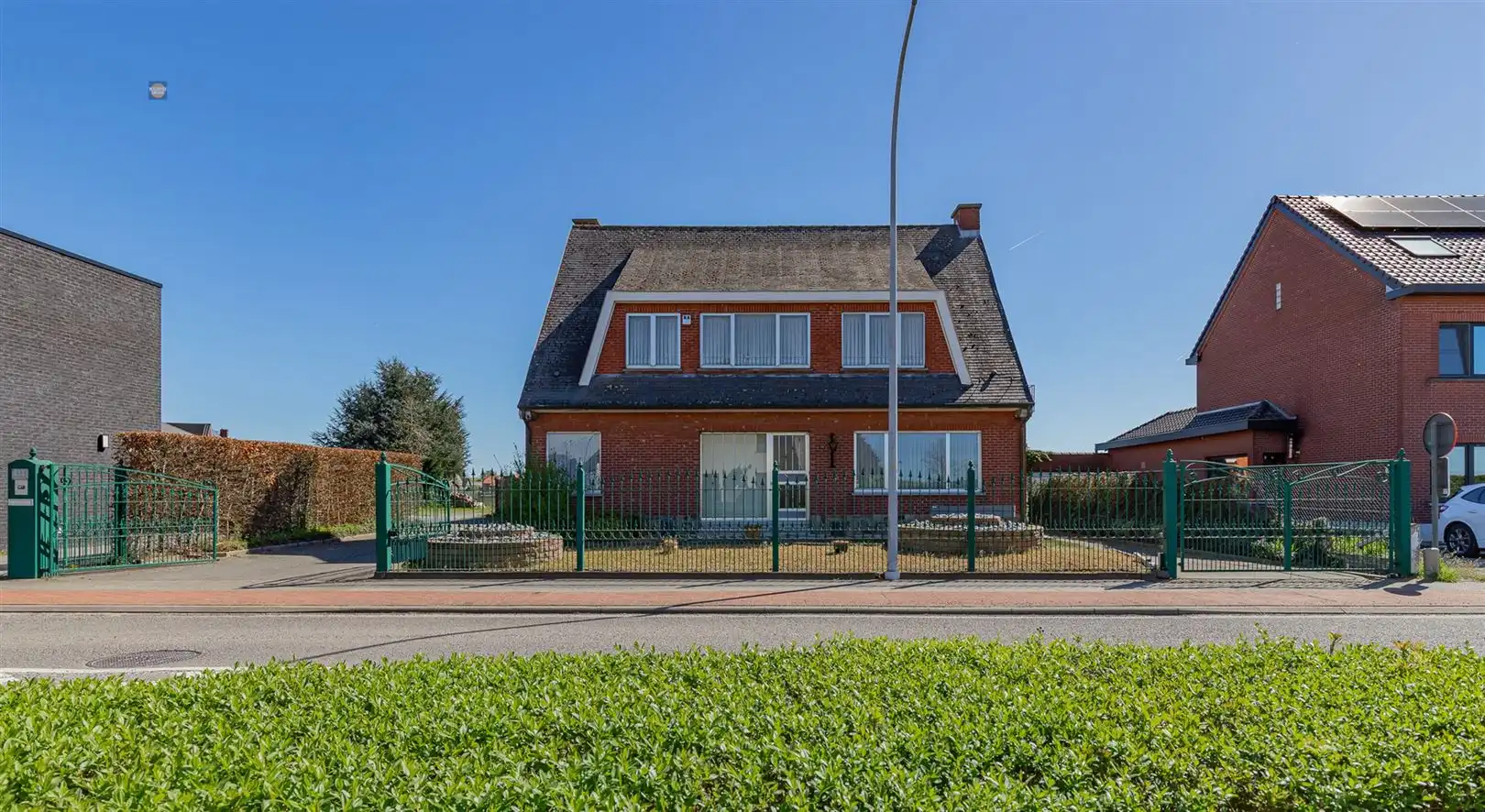 Hoofdfoto van de publicatie: Karaktervolle villa met bijgebouw en ruime parking