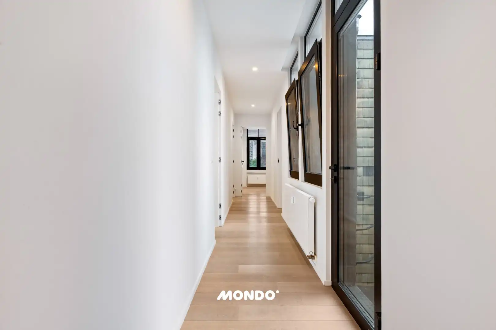 Exclusief  wonen boven de stad: eindeloos panorama en strak design. foto 8
