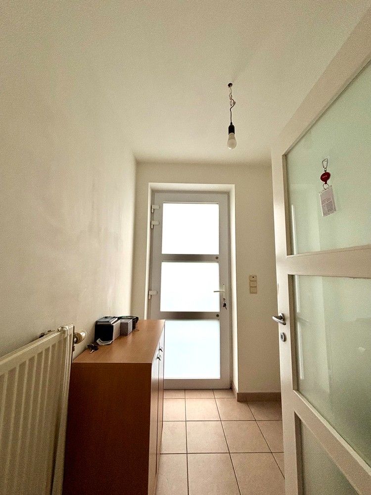 Instapklaar gelijkvloers appartement met aparte ingang, tuin en 2 staanplaatsen te Emblem! foto 16