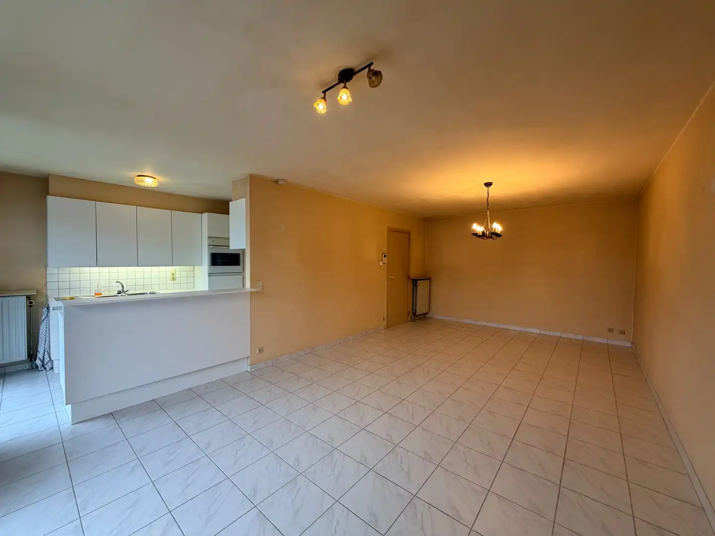 Instapklaar & centraal gelegen appartement met balkon te Roeselare! foto {{pictureIndex}}