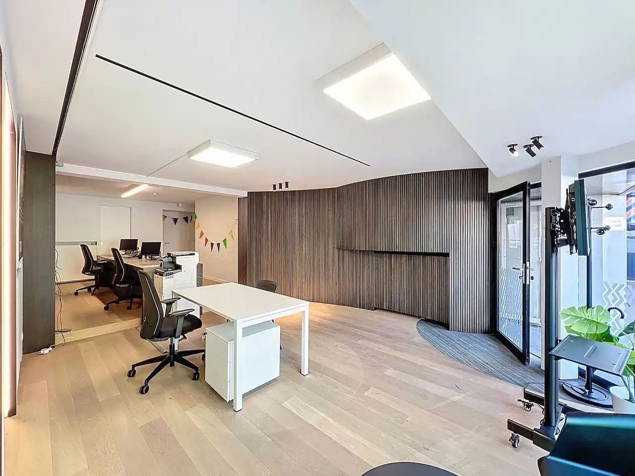 Uiterst commercieel gelegen handelsruimte. Geschikt voor de meeste handel. foto 6