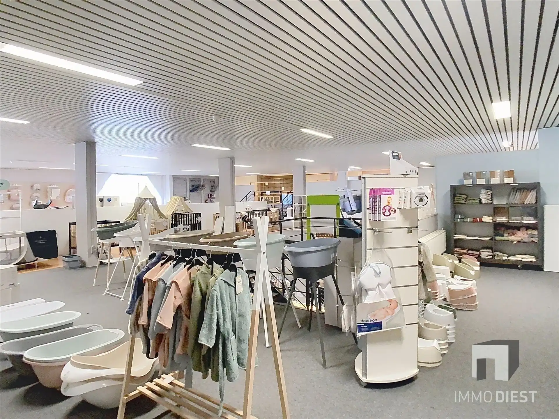 Handelspandvan 1633 m2 met ruime parking langs verbindingsweg foto 7