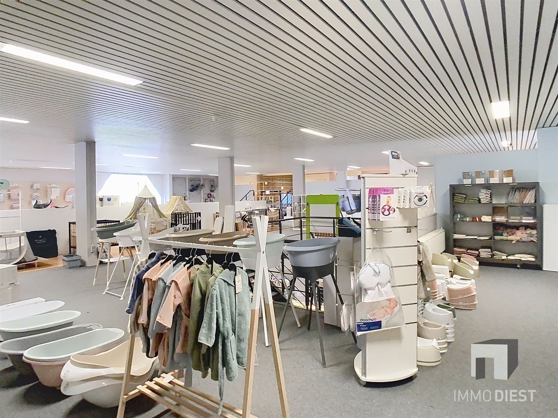 Handelspandvan 1633 m2 met ruime parking langs verbindingsweg foto 7