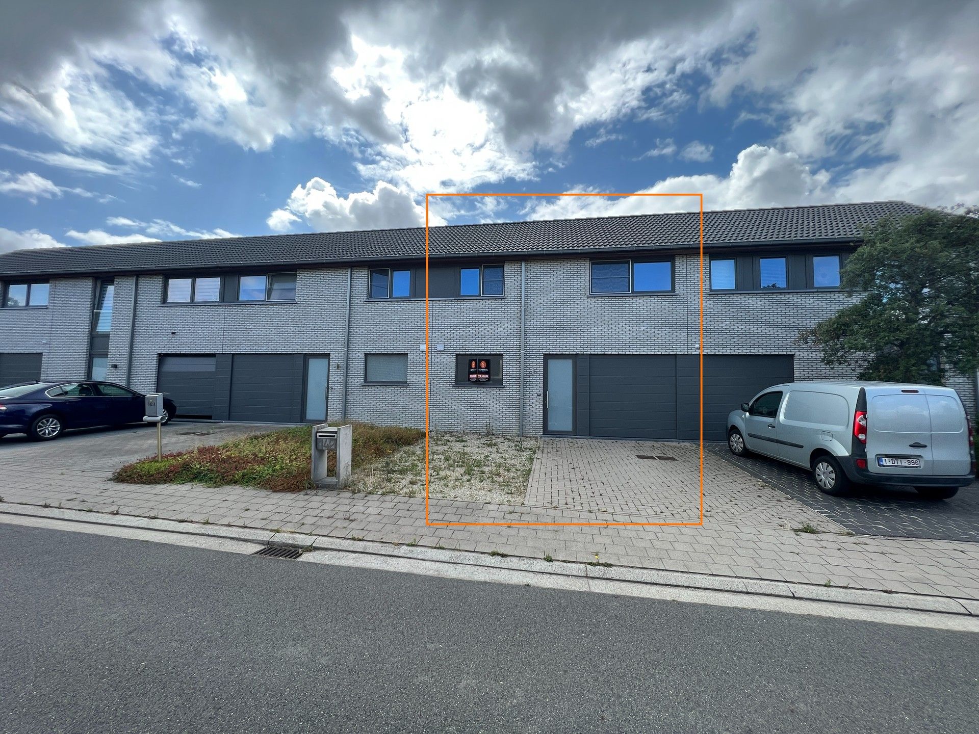 Goed gelegen nieuwbouwwoning te koop met drie slaapkamers gelegen te Roeselare. foto {{pictureIndex}}