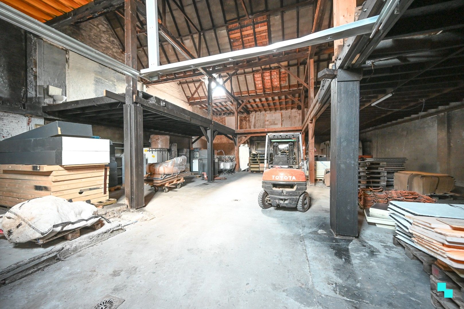 Toonzaal of bureelruimte met riante opslagruimte in hartje Kuurne op discrete ligging foto 11