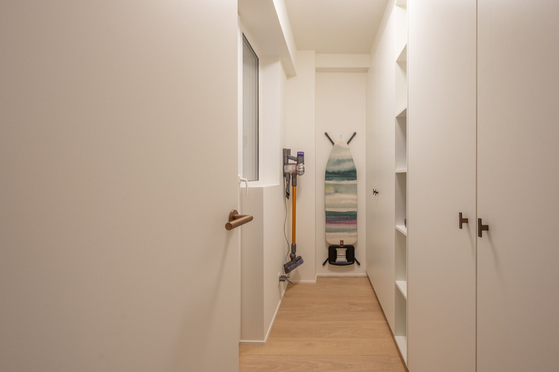 Gemeubeld: verfijnd gerenoveerd appartement op de zeedijk vlakbij het Rubensplein te Knokke! foto 24