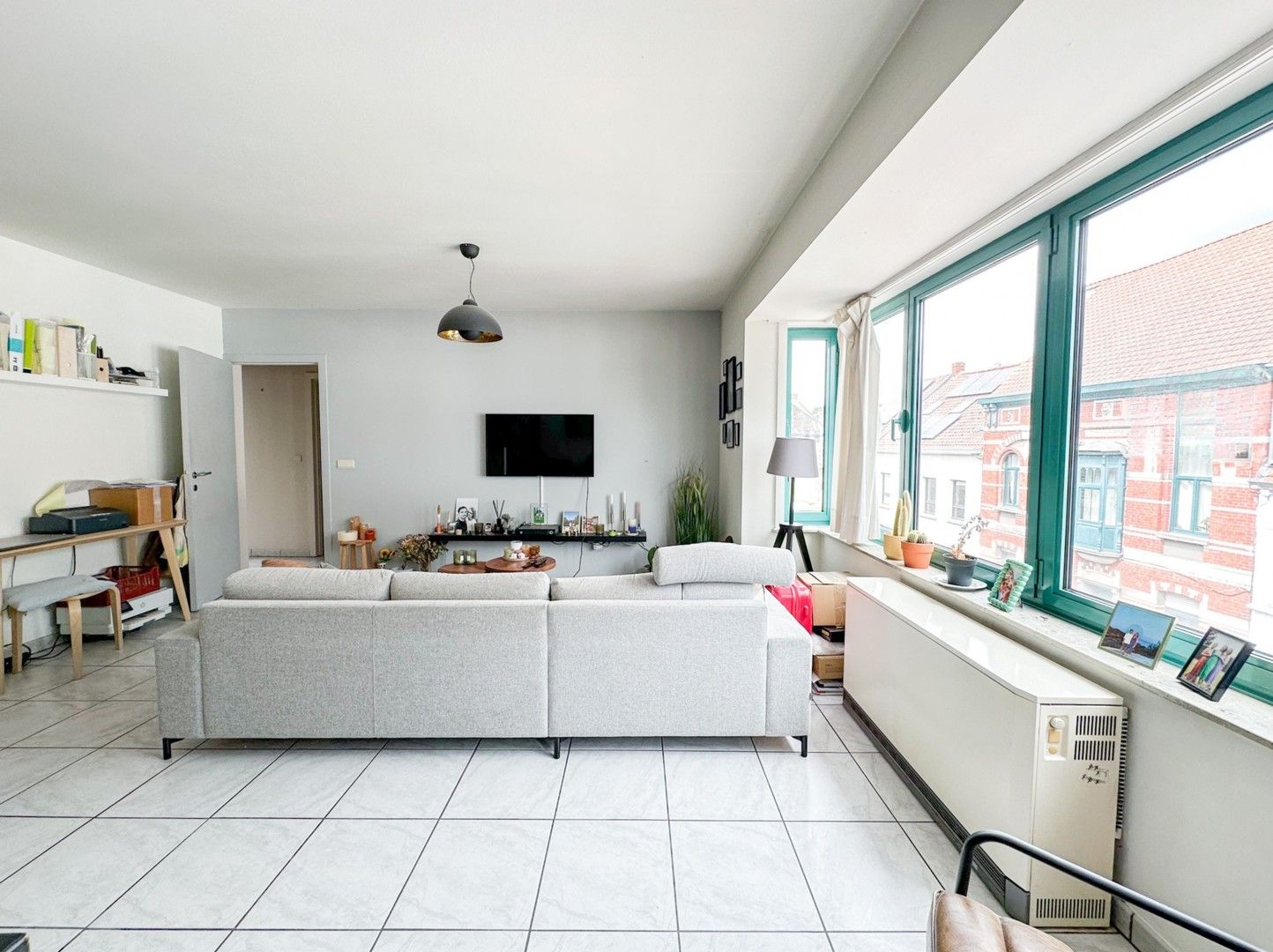 Lichtrijk 2 slaapkamer appartement te huur in het centrum van Zomergem – met garage foto 2
