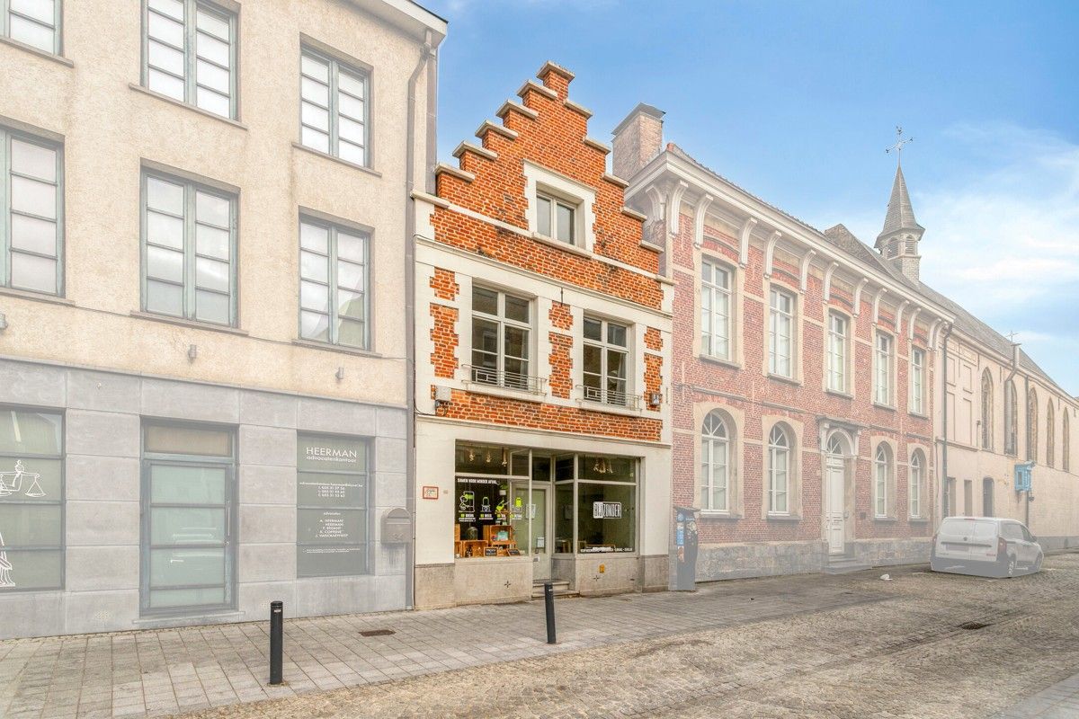 Handelspand/woning nabij de Markt van Oudenaarde foto {{pictureIndex}}