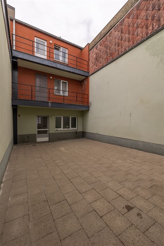 Verzorgd gebouw met handelszaak en 2 apt foto 58