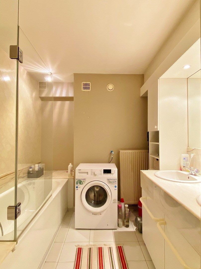 Ieper - Ruim instapklaar appartement met terras op centrale ligging - met garage foto 9