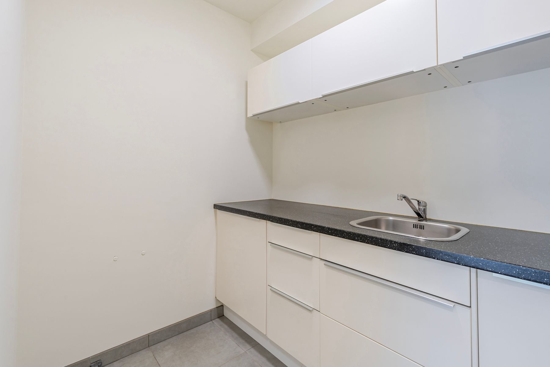 Instapklaar 2 slaapkamer appartement met grote tuin foto 16