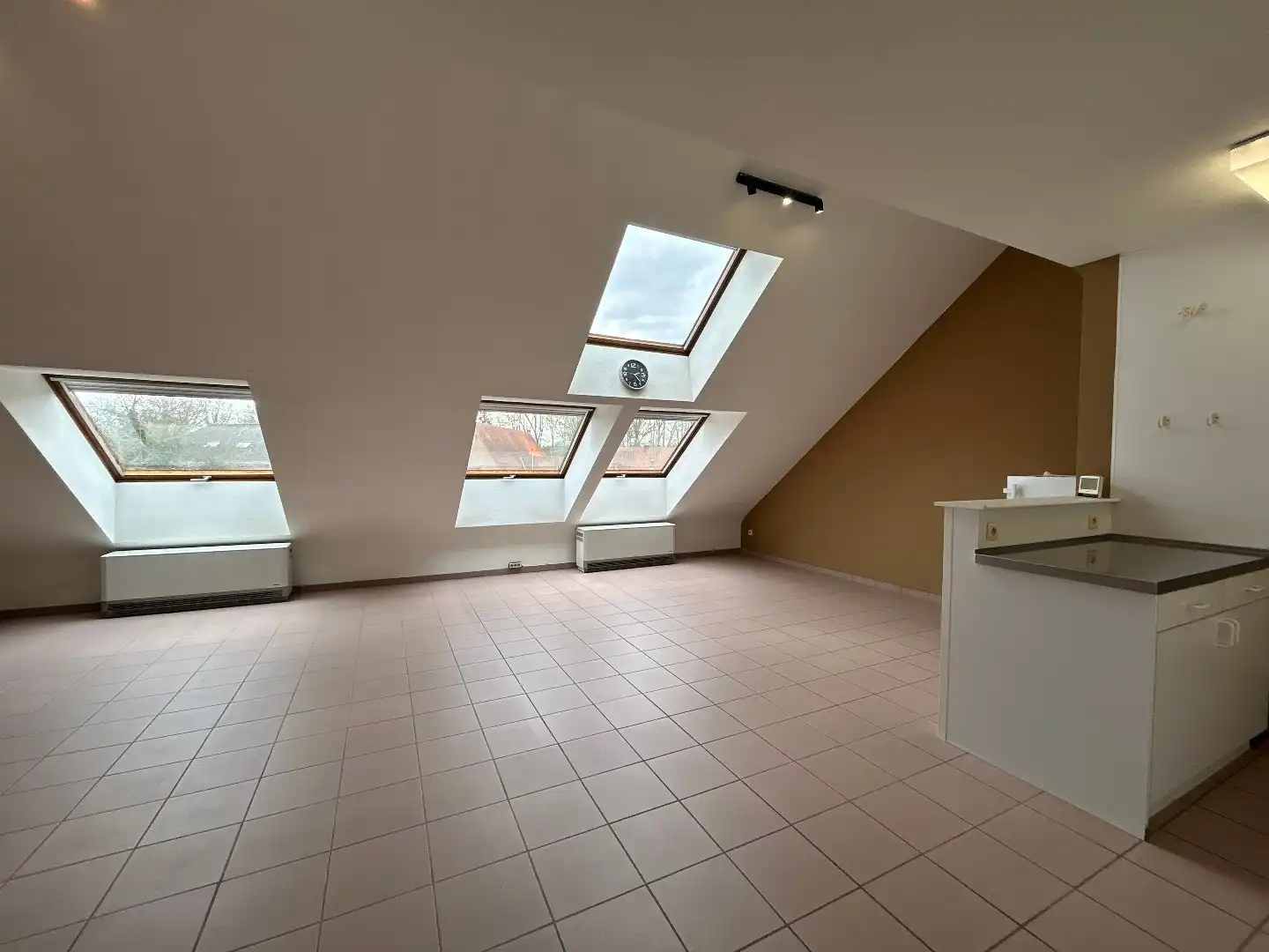 Ruim en lichtrijk dakappartement in Wespelaar centrum foto {{pictureIndex}}