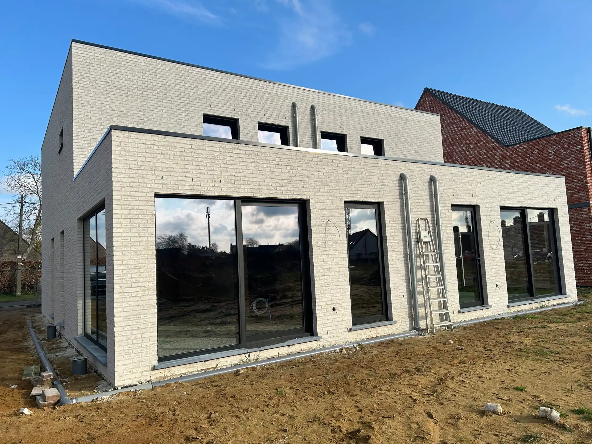 Toffe energiezuinige nieuwbouwwoning met drie slpks  foto {{pictureIndex}}