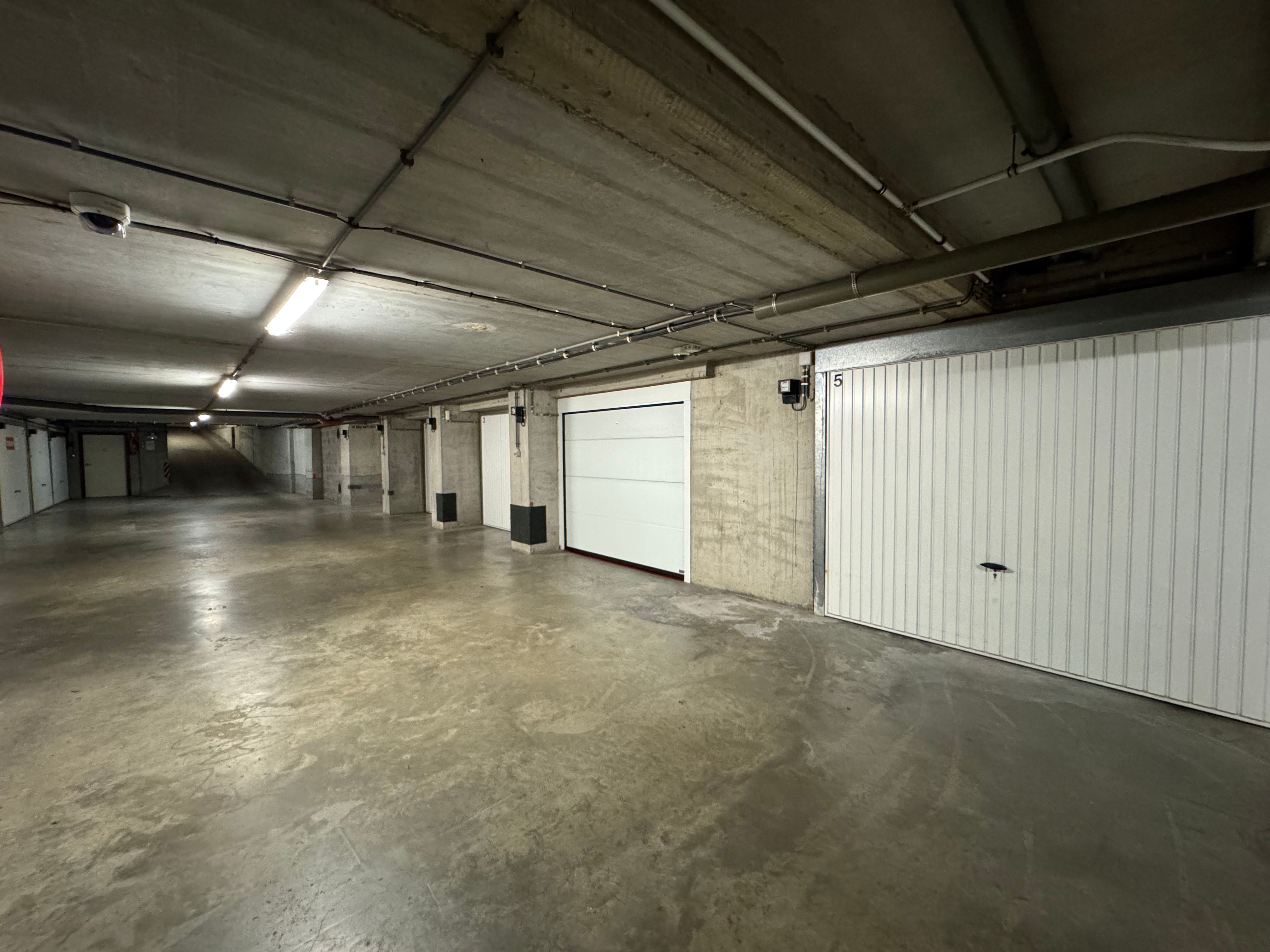 Afgesloten ruime garagebox foto 6