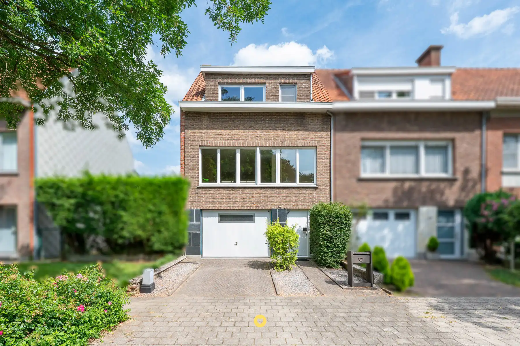 Hoofdfoto van de publicatie: Te renoveren bel-etage met 4 slk's in de gegeerde Lindenboswijk