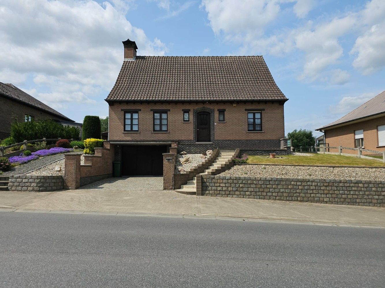 Volledig onderkelderde villa met zongerichte tuin foto {{pictureIndex}}