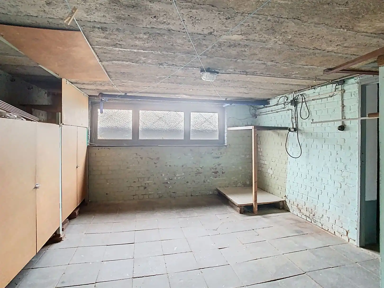 Mooi te renoveren 3-gevel woning!! foto 15