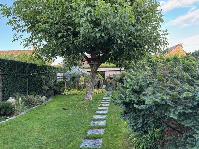 Residentieel gelegen (St- Pius-X wijk), ruime woning met 3 slaapkamers, bureau, ruime garage, gezellige tuin...(zonnepanelen, thuisbatterij, energielabel C...) foto 2