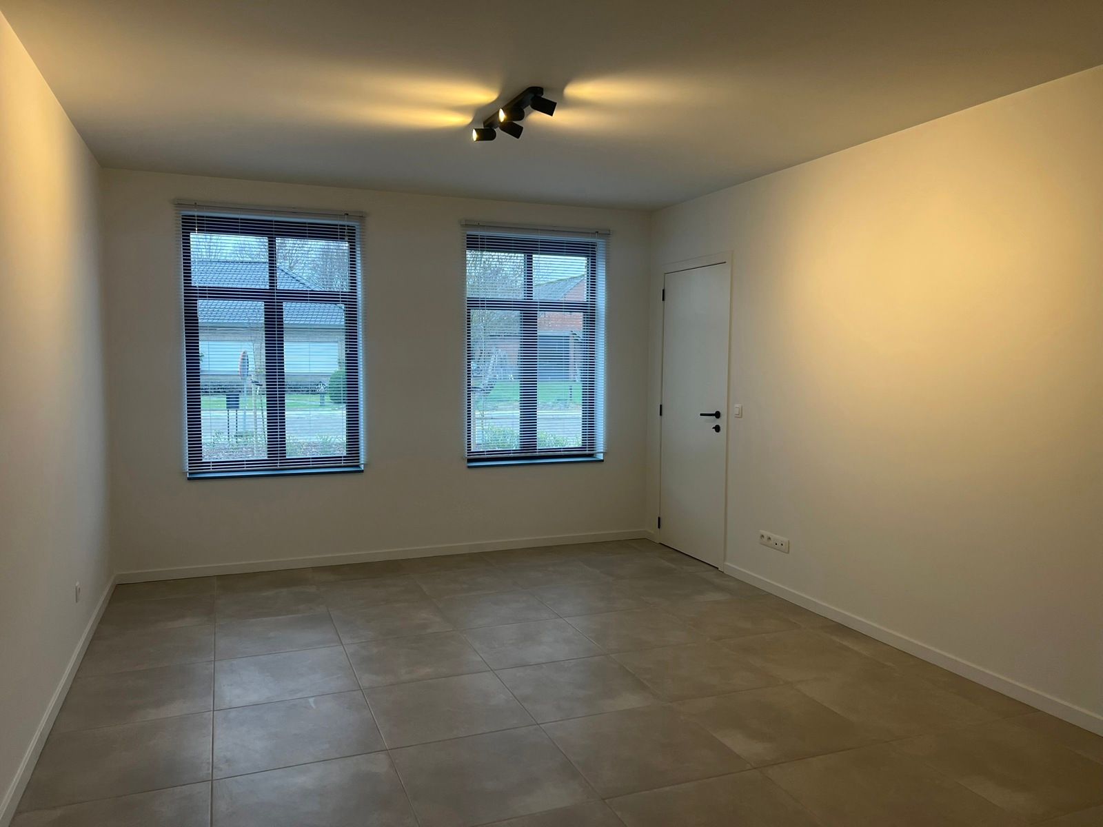 Instapklare nieuwbouwwoning met tuin en carport foto 6