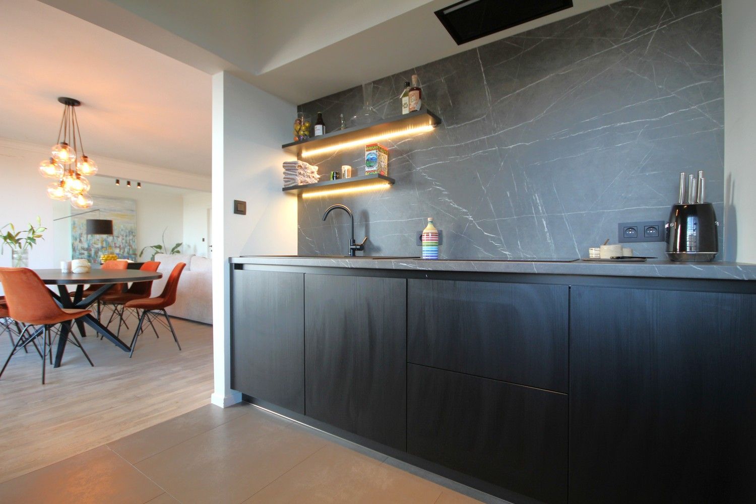 Vernieuwd appartement met 2 slaapkamers, garage en kelder in het centrum foto 14