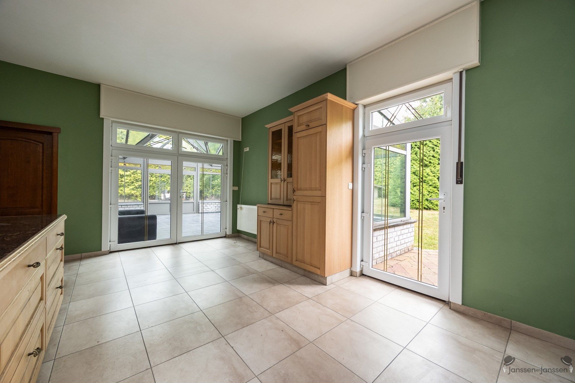 Villa met prachtige uitbouw op een zonovergoten perceel van 3.075 m². foto 6