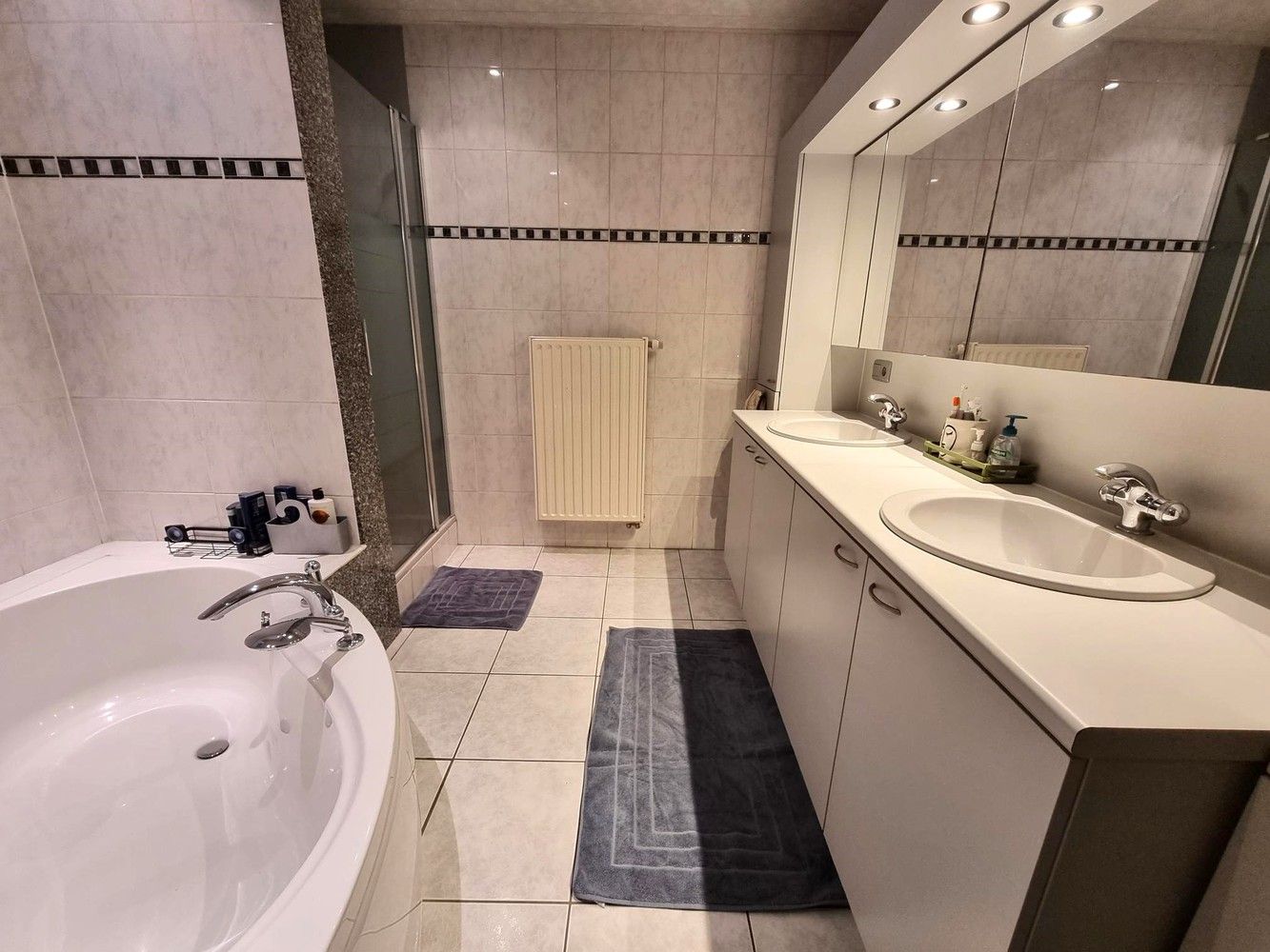 Instapklare woning met 5 slaapkamers met groot naastliggend magazijn. Ideaal voor zelfstandigen. foto 12