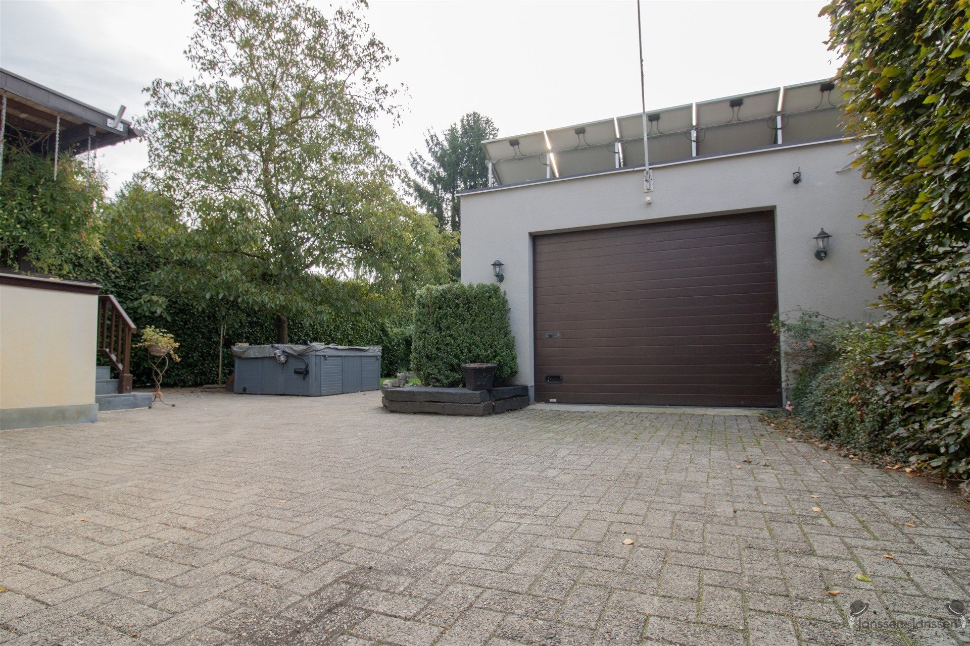 Instapklare woning met 2 slaapkamers, bijgebouwen en zonnig terras in rustige woonwijk foto 15