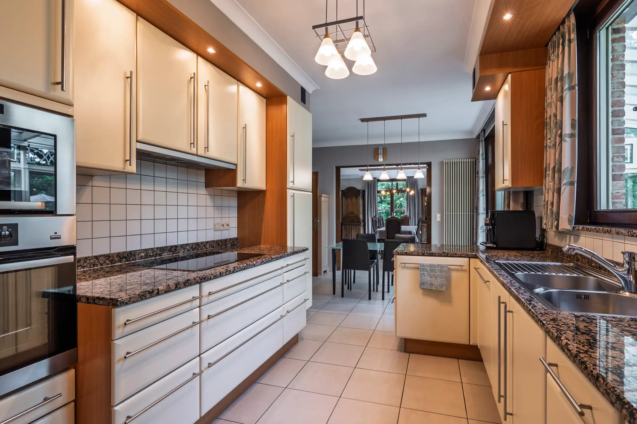 Ruime villa met aangelegde tuin foto 11