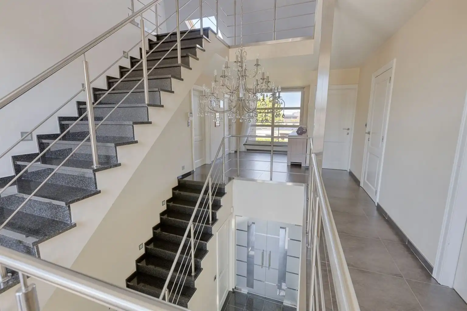 Prachtige vrijstaande villa met 5 (+3) slaapkamers, garage en omheinde tuin, ideaal gelegen op een boogscheut van het centrum van Maaseik.  foto 26