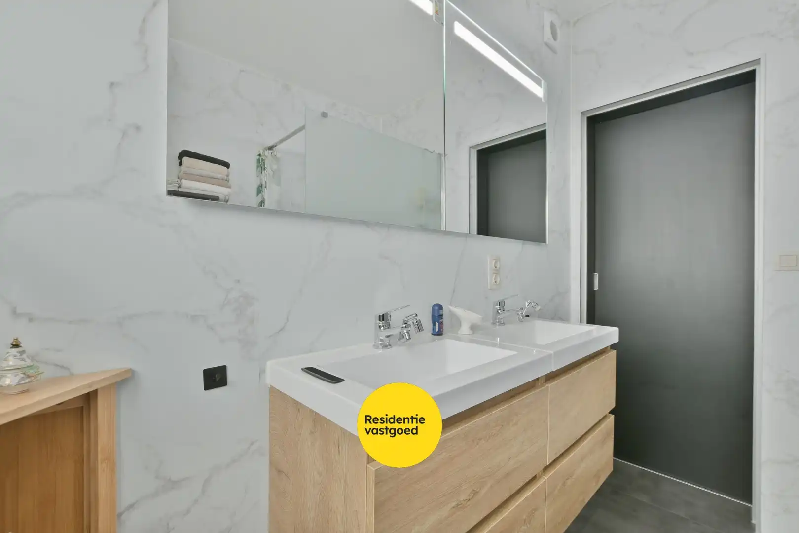 Instapklare en volledig gerenoveerde bungalow met 3 slaapkamers, tuin en garage vlak bij bos en centrum van De Haan foto 15