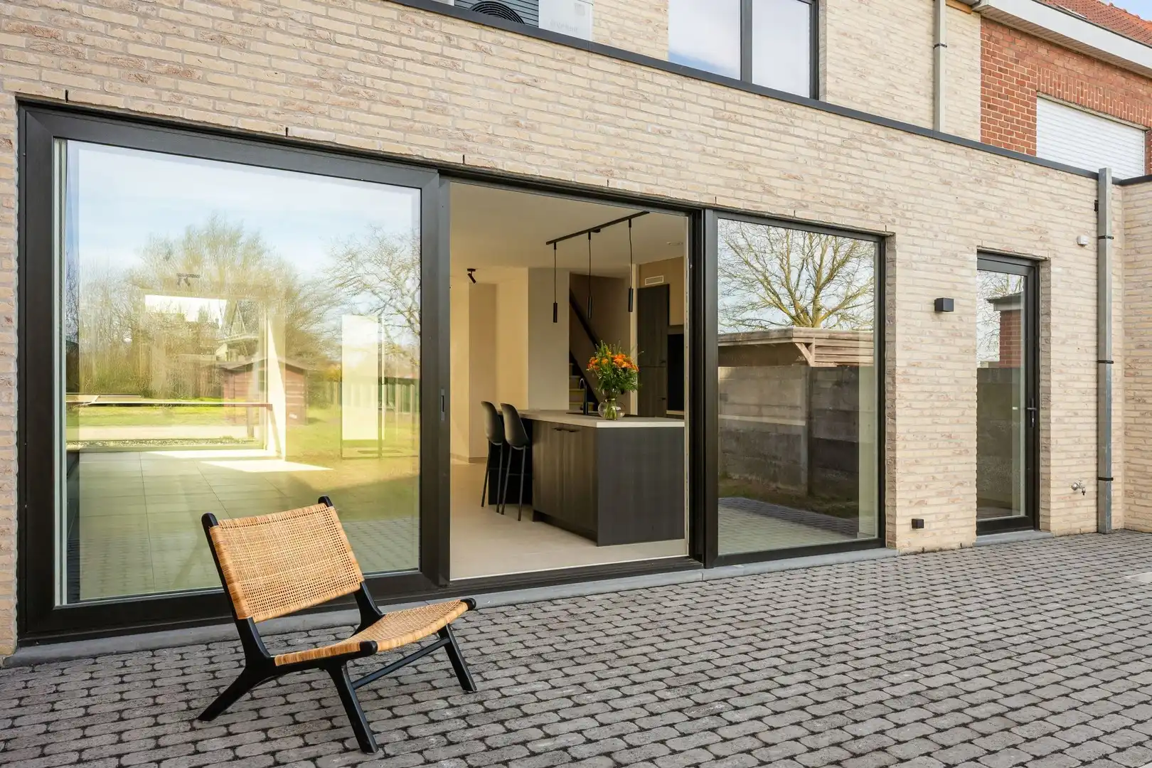 Kwalitatief afgewerkte lichtrijke en ruime nieuwbouw woning met grote tuin en 3 volwaardige slaapkamers en grote zolderruimte. foto 6