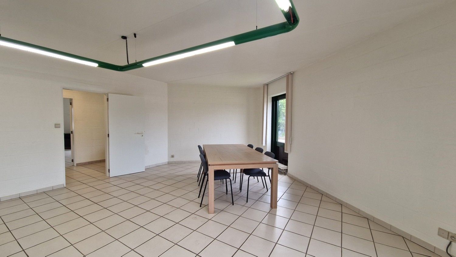 Kantoorruimtes met sanitair, kitchenette en parkeerplaatsen foto 14