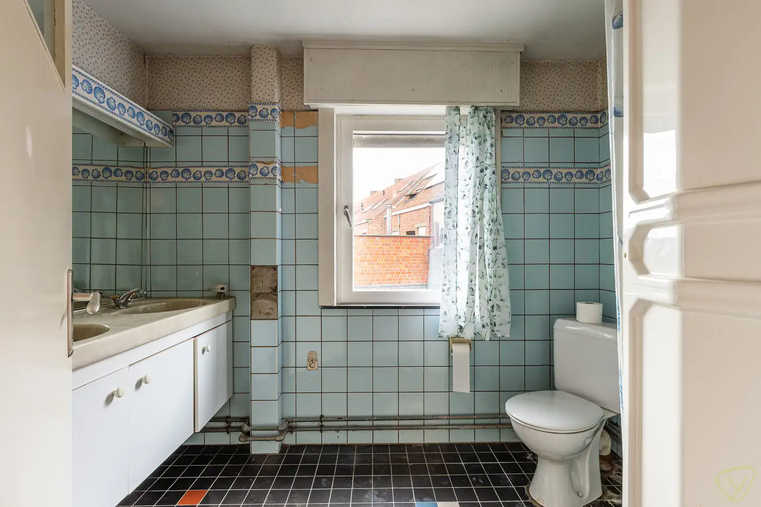 Ruime gezinswoning te koop in Eeklo met 3 slaapkamers met een ruime loods achteraan, die perfect voor een combinatie van comfortabel wonen en werken kan zijn. foto 16