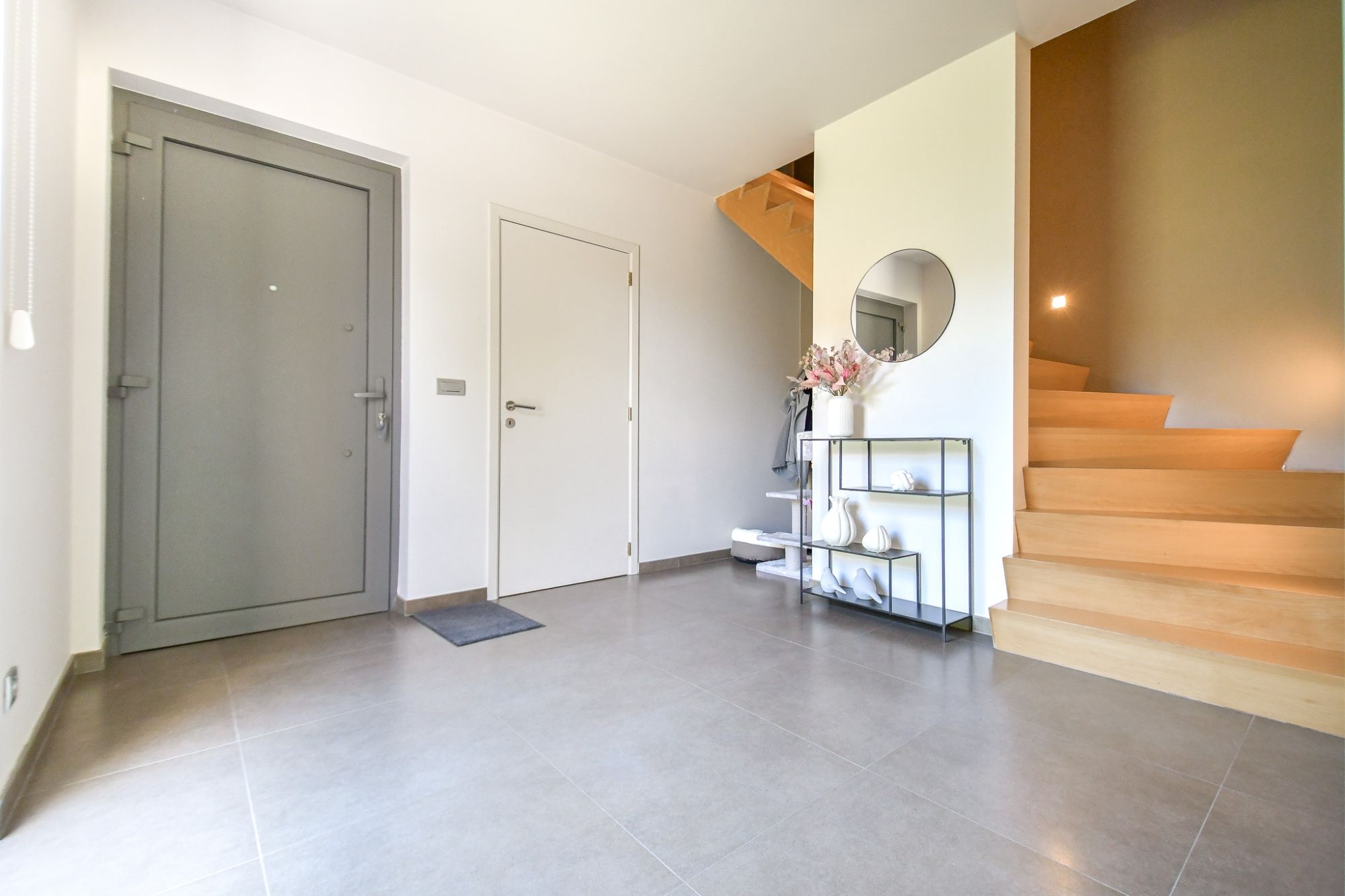 Recent hedendaags ingerichte woning in centrum Knesselare foto 9