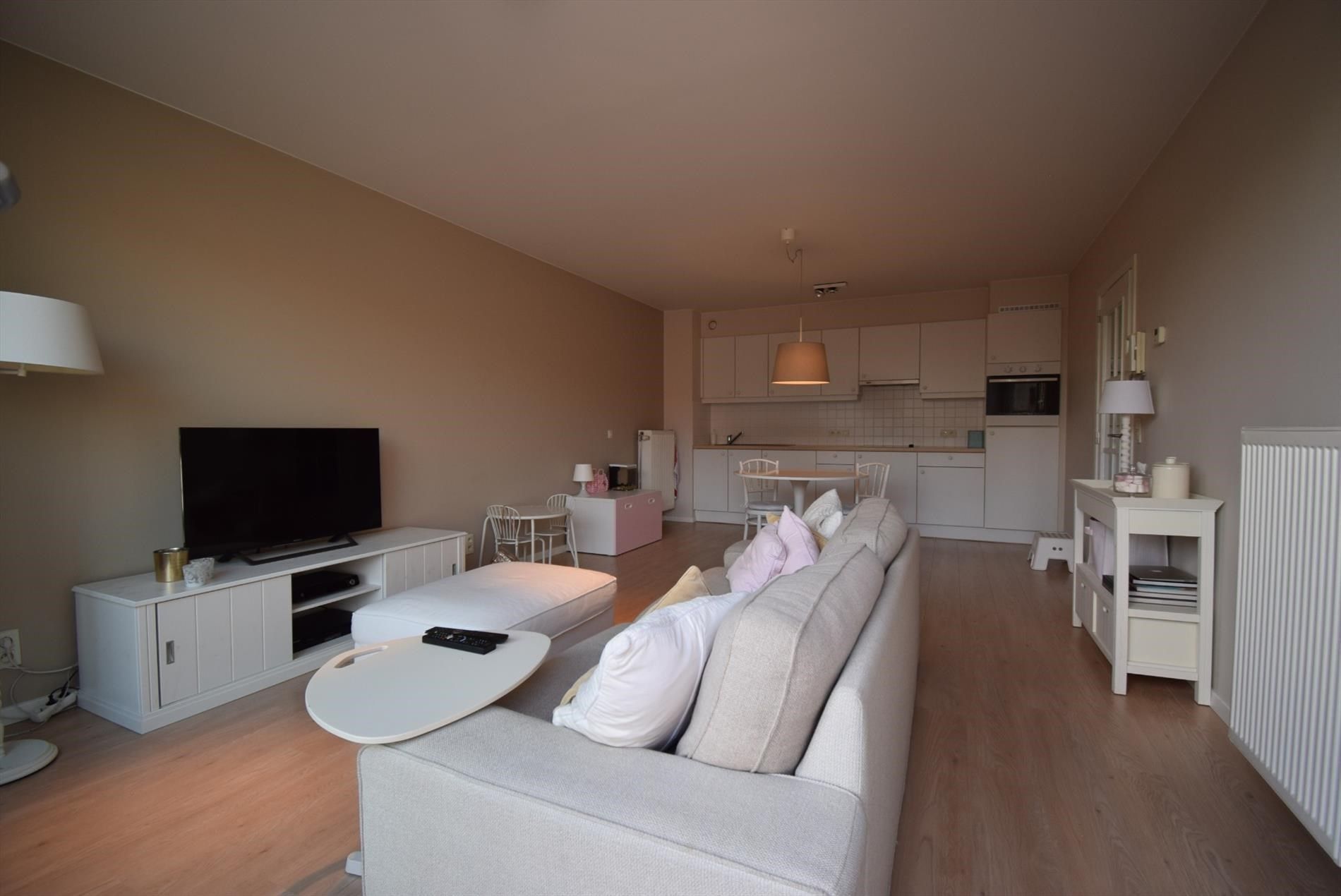 INSTAPKLAAR TWEE- SLAAPKAMER APPARTEMENT MET TERRAS foto 3