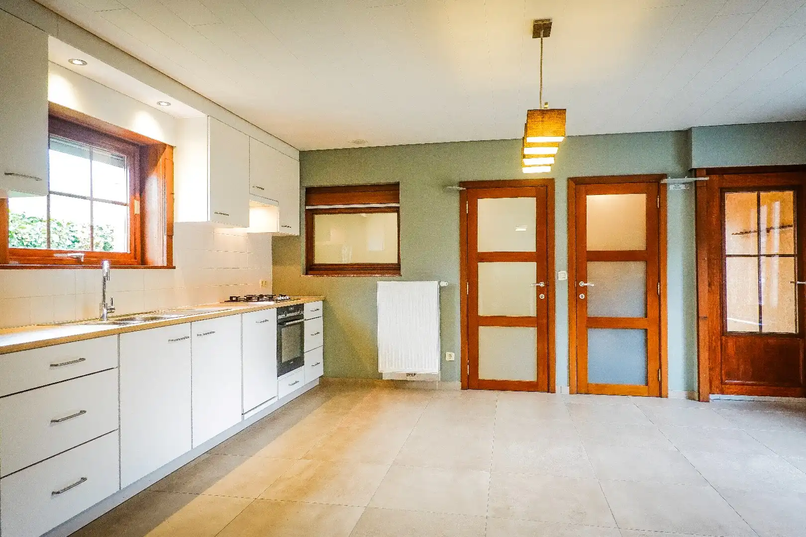 Charmante vrijstaande woning met 5 slaapkamers, ruime tuin en grote garage foto 9