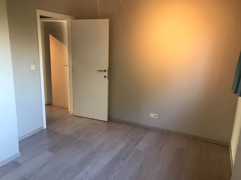 Rustig en zon georiënteerd, instapklaar 2 slk appartement met terras, private garage en dichtbij het Station van Denderleeuw en winkels foto 24