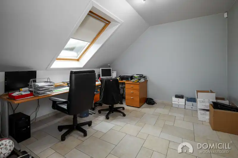 Roeselare –&nbsp; stijlvolle villa met zonnige tuin, 5 slaapkamers/bureel, dubbele garage en ruime carport. opp 564 m². foto 9
