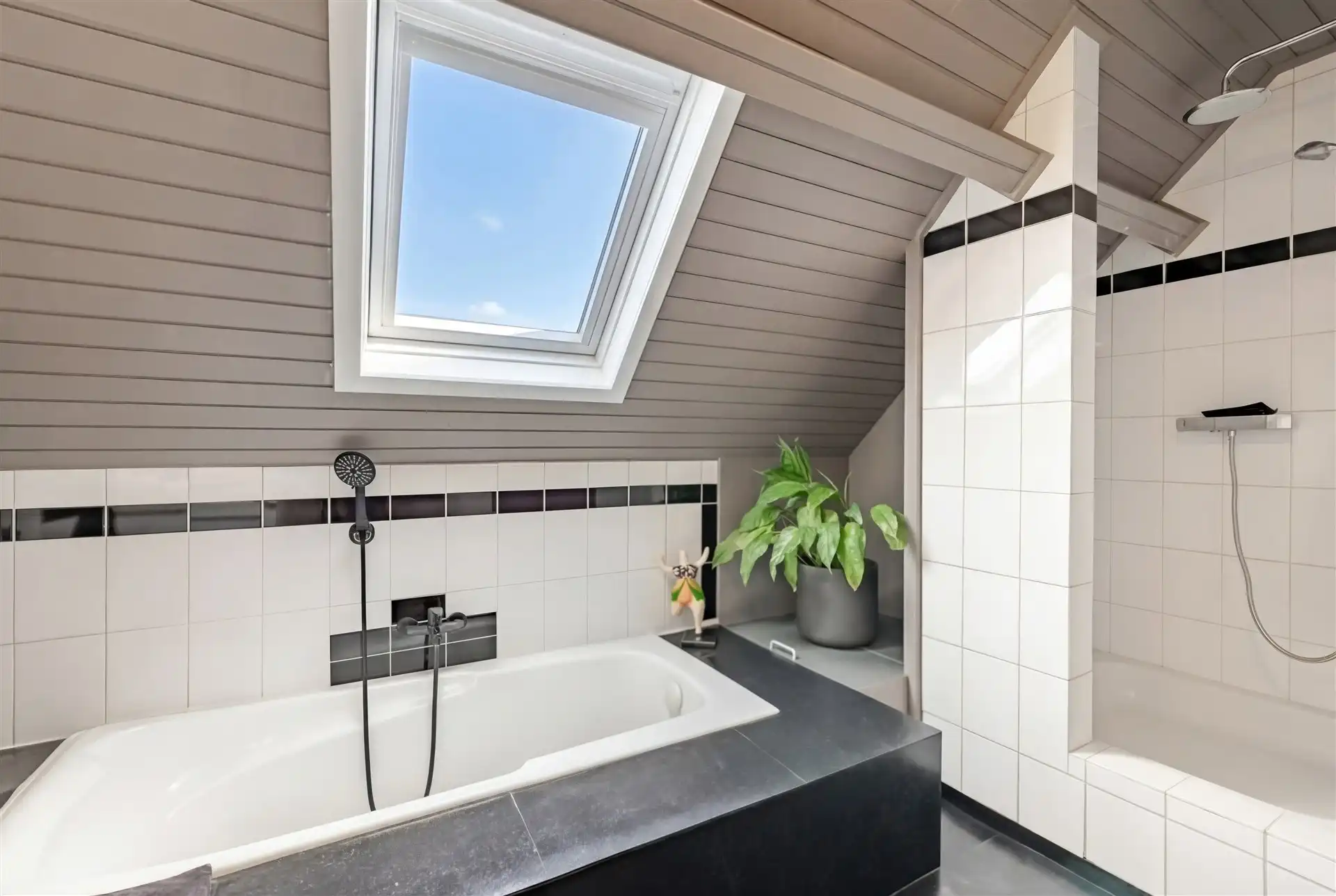 Prachtig winkelpand met duplex op groot perceel foto 21