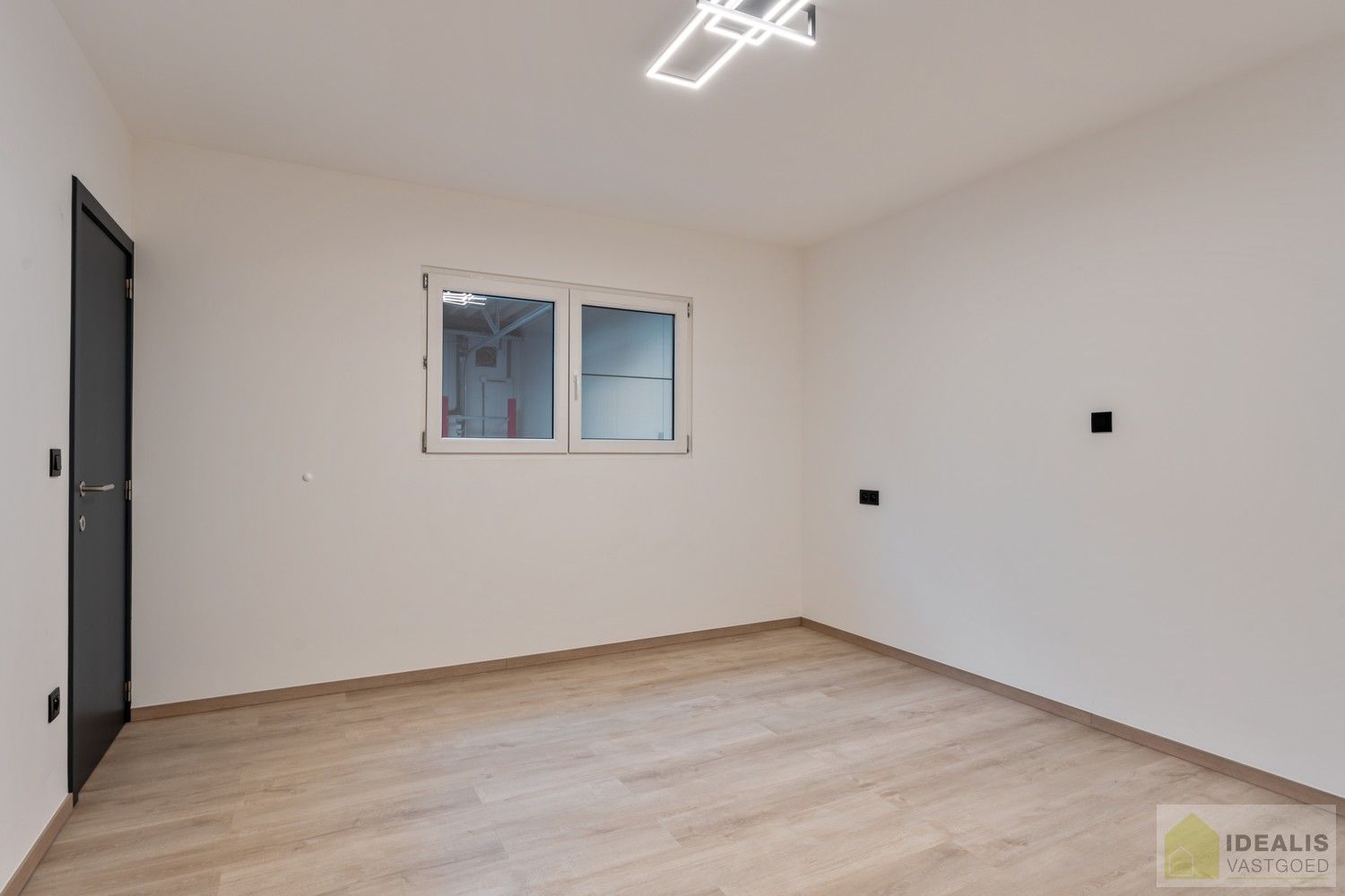 INSTAPKLAAR APPARTEMENT MET MAGAZIJN/KANTOOR OP BEDRIJVENTERREIN DE RIETKOLK!! Dit instapklare pand bestaat uit een hal/opslag van +-100m², met bureel/keuken en een aparte inkom voor het woongedeelte. Het appartement omvat een ruime woonkamer met uitgeruste keuken, 2 slaapkamers, badkamer, bergruimte en waskamer. Het pand leent zich perfect als kantoorlocatie met opslag in combinatie met wonen. foto 20