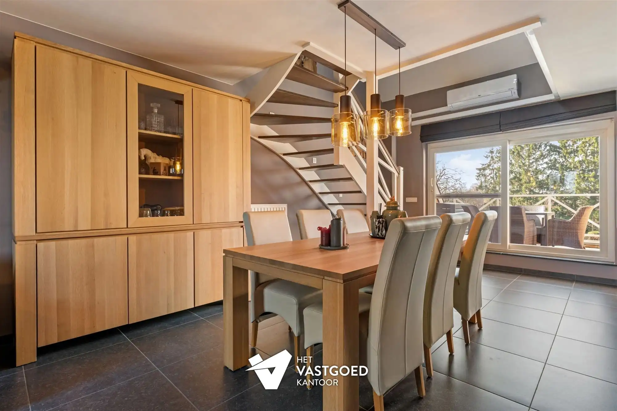 ZEER RUIM DUPLEX APPARTEMENT (158M²) MET 3 SLAAPKAMERS EN ONDERGRONDSE STAANPLAATS MET BERGING TE TESSENDERLO foto 7