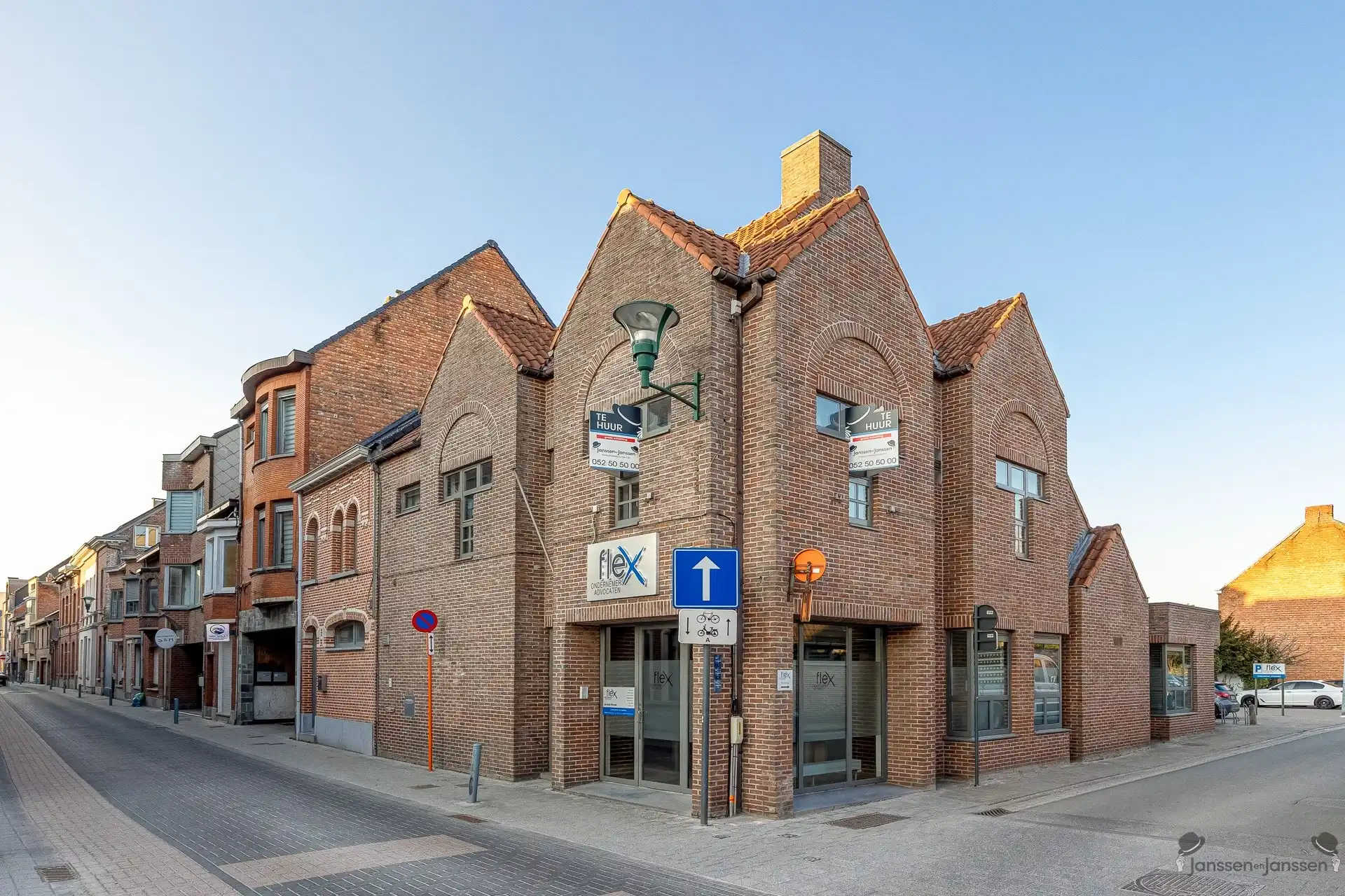 Centraal gelegen handelspand met ruime parking foto {{pictureIndex}}